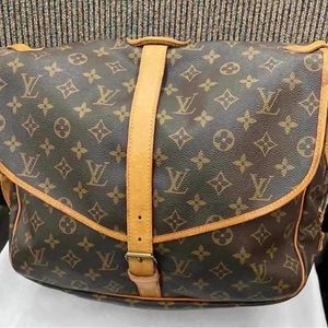 AUTHENTIC vintage louis vuitton saumur 35 saddle bag In Very Good Condition.